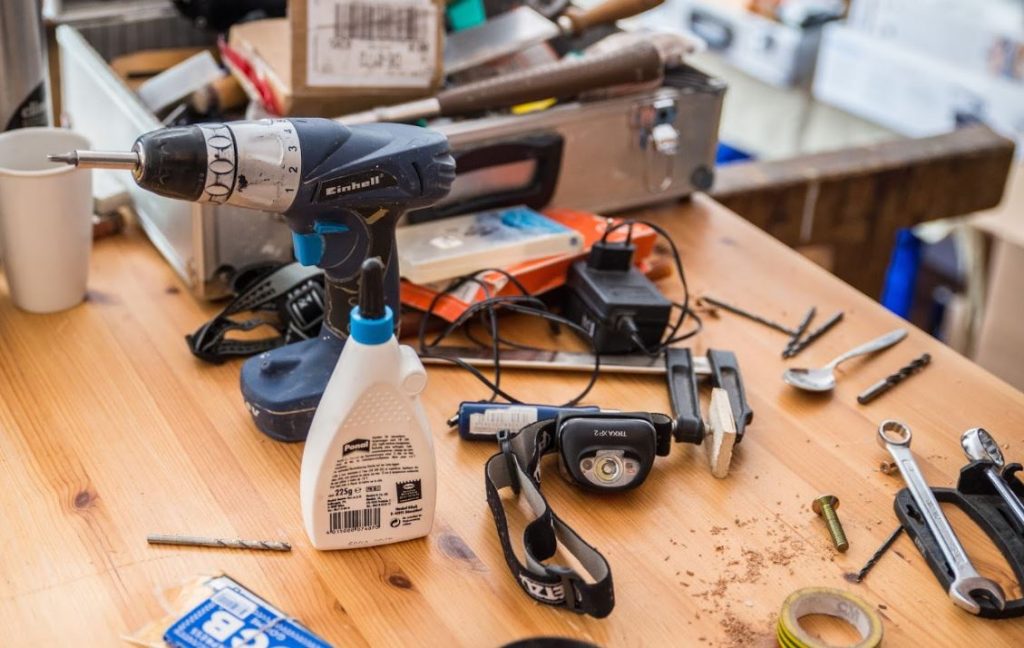 Repaircafe Ried Werkbank mit Werkzeug