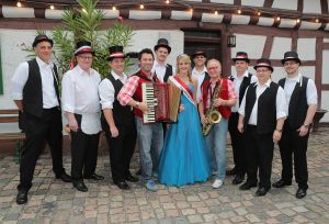 Spargelkönigin Elena mit den Kerweborsch