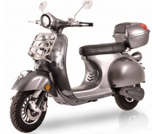 Ginabella in Vespa Klassik Optik